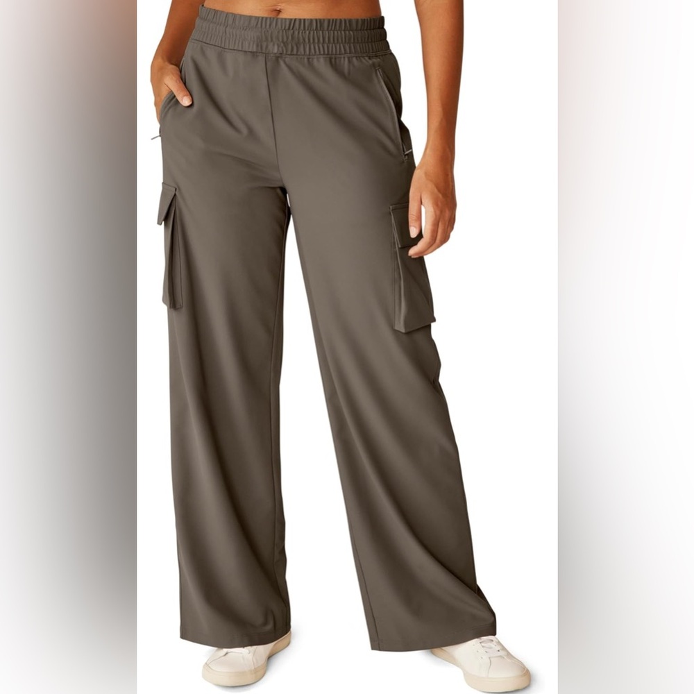 NWT Beyond Yoga Women's City Chic Cargo Pants